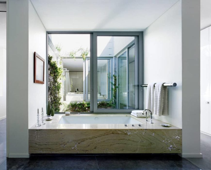 重点看这主浴室的定制dropin浸泡浴缸滑动玻璃窗口。