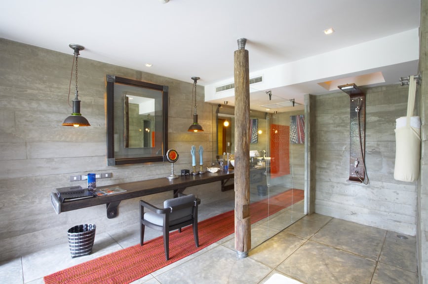 这间主浴室的特色是灰色的瓷砖地板和灰色的墙壁，以及白色的天花板。这个房间提供了一个漂浮的梳妆台，带粉区和洗手池区，以及一个步入式淋浴区。