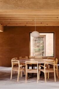 如果你是一个极简主义者，那么你会喜欢这个餐厅的大部分木材设计。这是一个轻松的氛围，现代的白色圆顶吊坠悬挂在圆形大理石桌面上。
