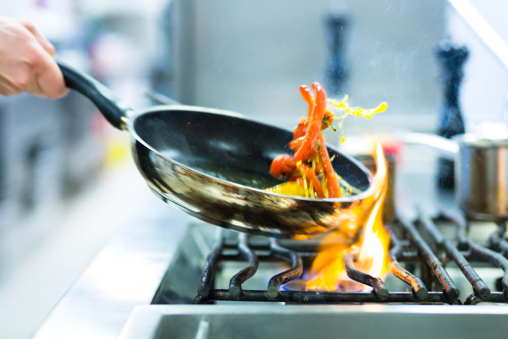厨师在食物上做火焰。
