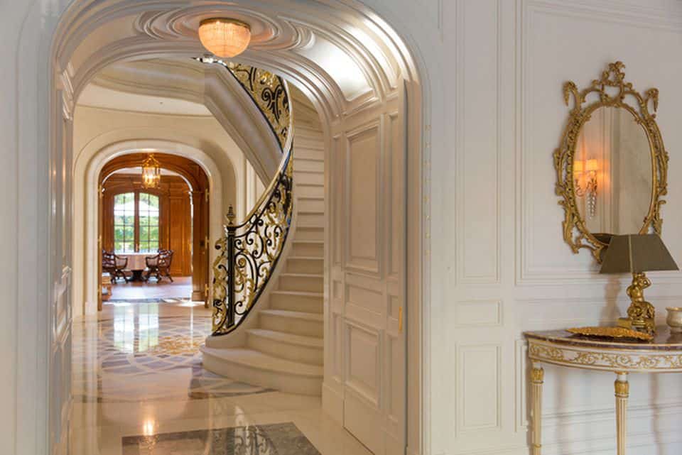 门厅设有大理石瓷砖地板和螺旋楼梯，优雅的巴洛克式金属栏杆和瓷砖台阶。