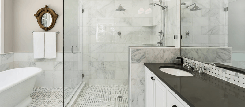 过渡风格主要与时尚的浴室淋浴头和一个独立浴缸,连同与黑色台面水槽计数器。