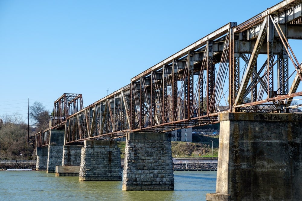 田纳西河上的桁架桥。