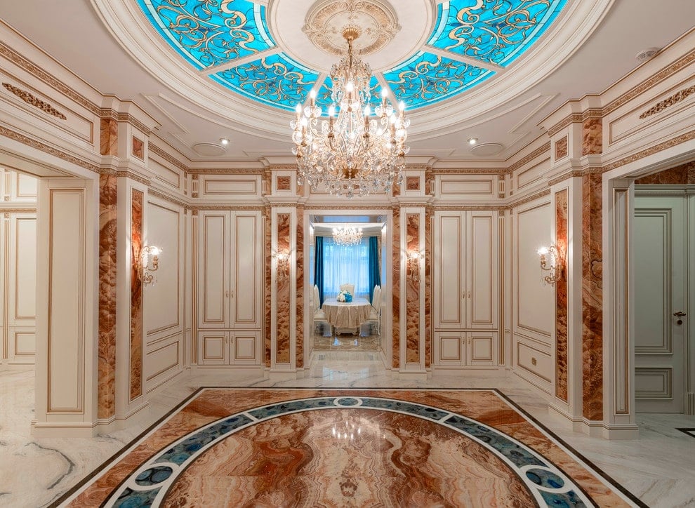 豪华门厅展示了豪华的大理石地板和配有彩色玻璃面板的令人惊叹的圆形托盘天花板。它由一盏奇特的水晶吊灯和安装在护壁墙上的配套烛台照明。