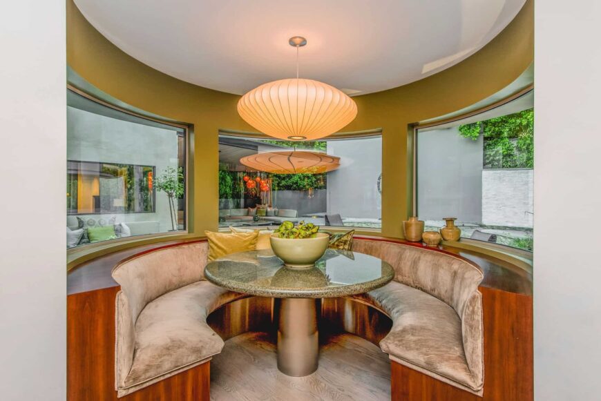 家庭的用餐角落以花岗岩顶部餐桌为特色，由迷人的天花板灯照亮。图片来自Toptenrealestatedeals.com。