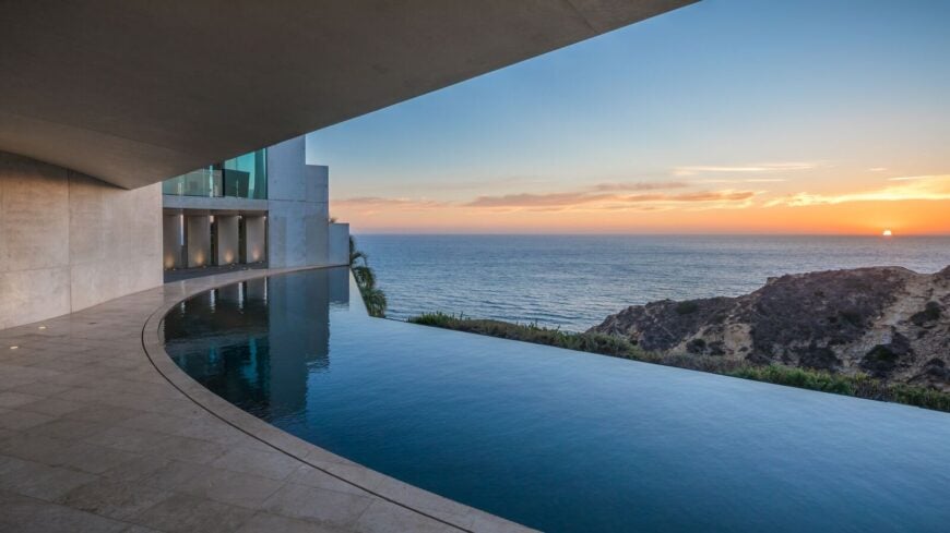 豪宅还提供了一个定制的无边游泳池，俯瞰壮丽的太平洋。图片来自Toptenrealestatedeals.com。