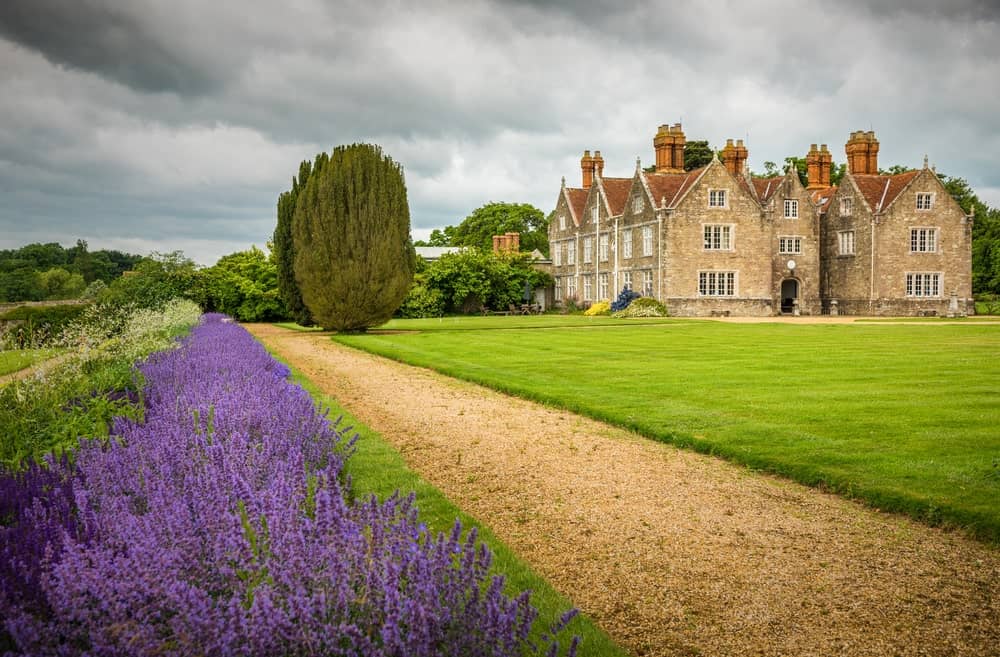 Barton Manor拥有一个宽敞的花园，走道。周围是绝对和平和可爱的。