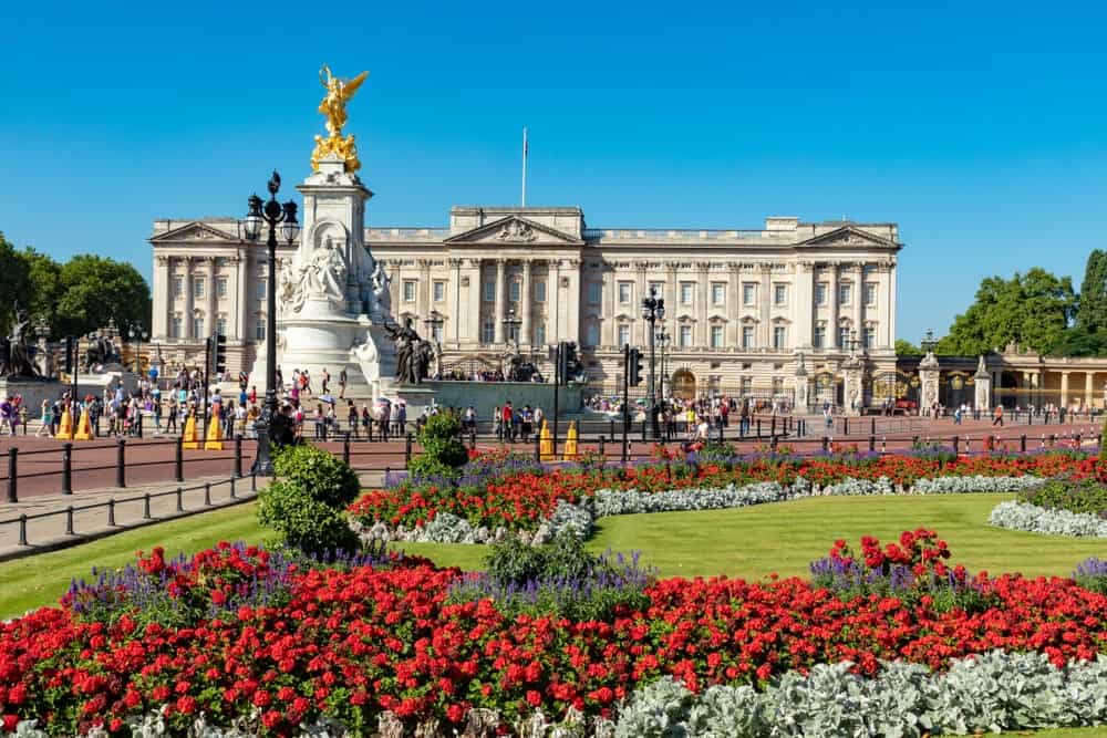 从充满健康植物和鲜花的可爱花园可以看到女王陛下，伊丽莎白二世的住所，白金汉宫。
