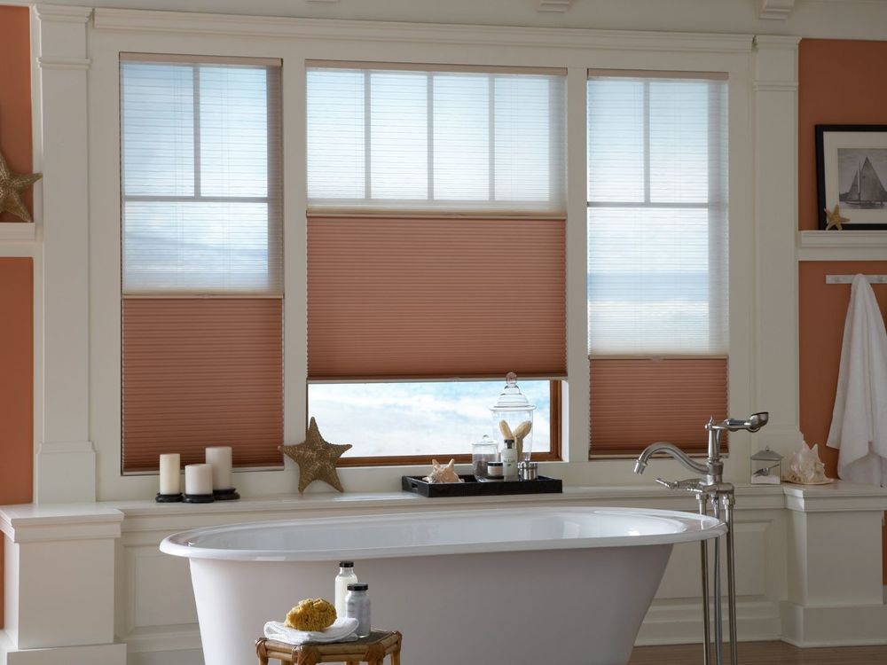 重点关注这个主浴室的窗户，以窗帘为特色。它还提供一个独立的浴缸。