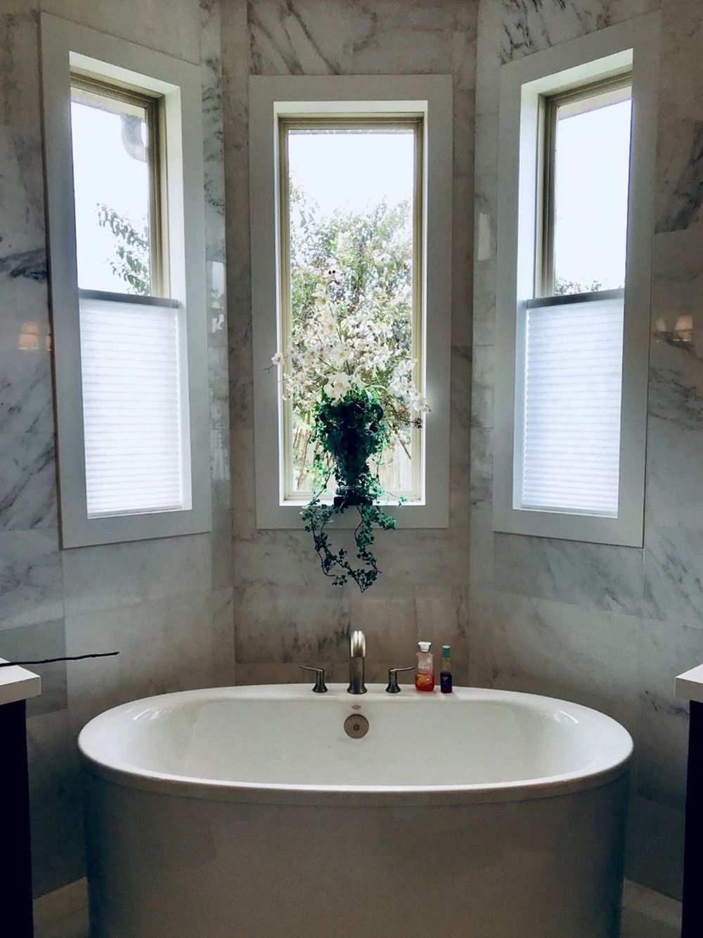 重点关注这个主浴室的独立深泡浴缸，周围环绕着华丽的大理石瓷砖墙。