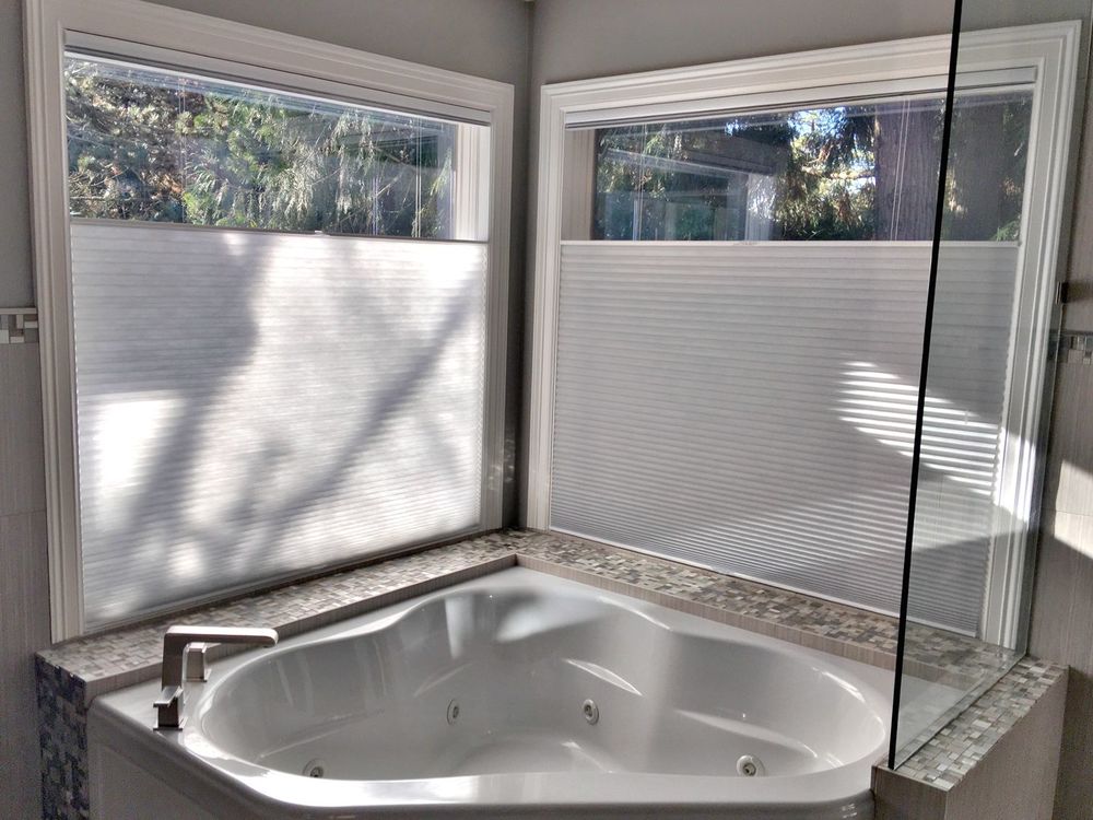 仔细看看这个主浴室的落脚角深泡浴缸。附近的玻璃窗也有遮阳板。
