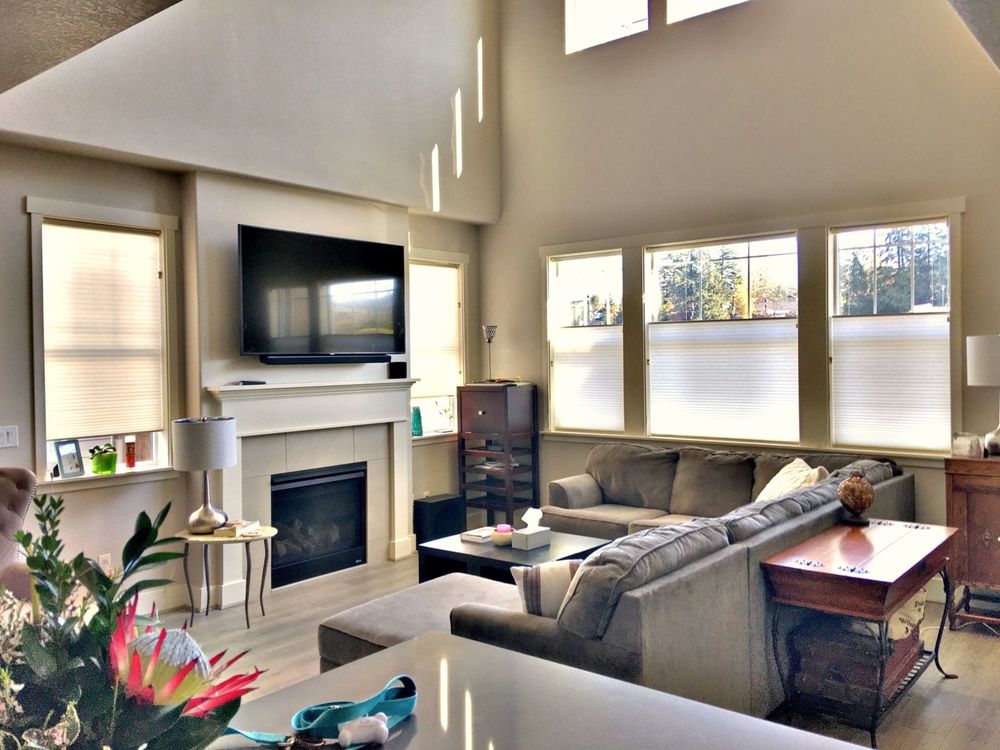 起居空间设有舒适的l型沙发套装，壁炉和墙上的大型宽屏电视。该区域以硬木地板和高高的天花板为特色。