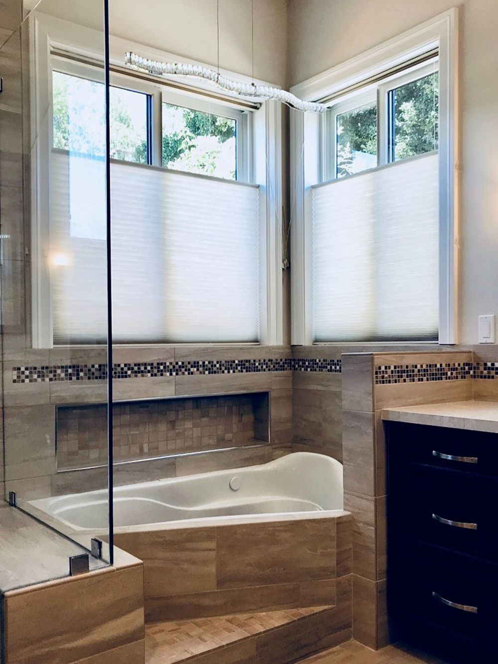 主浴室拥有一个引人注目的浴缸和步入式淋浴房。房间的特色窗户与窗帘以及。