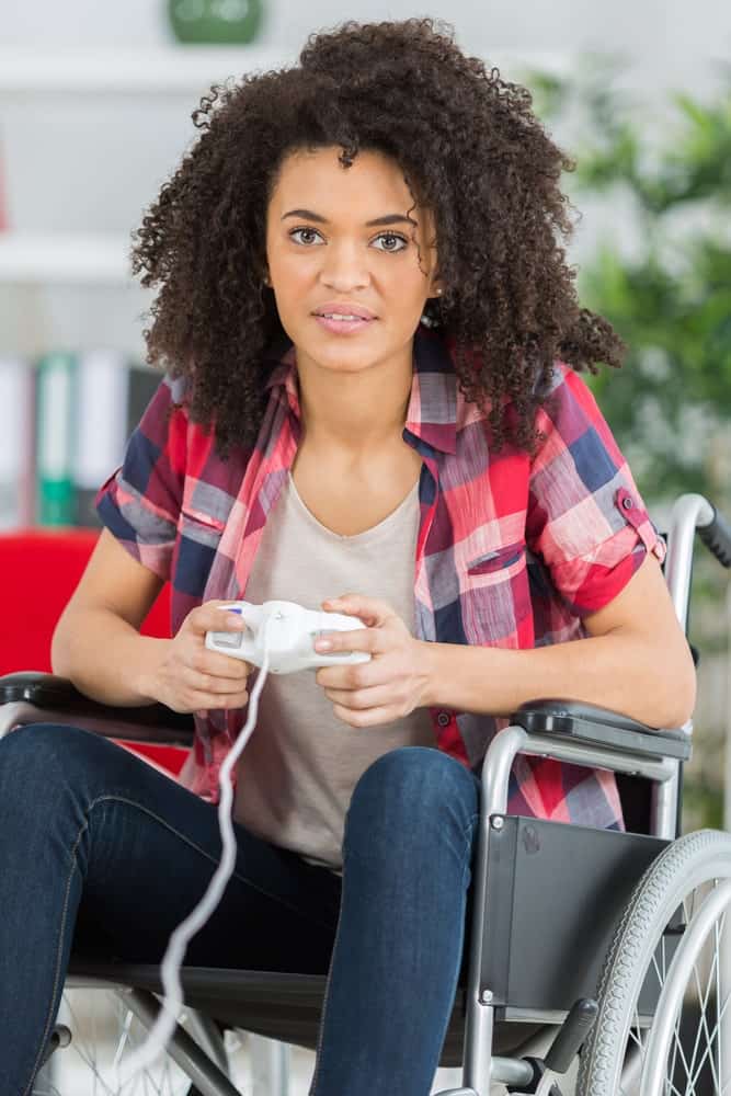 残疾妇女在玩电子游戏。