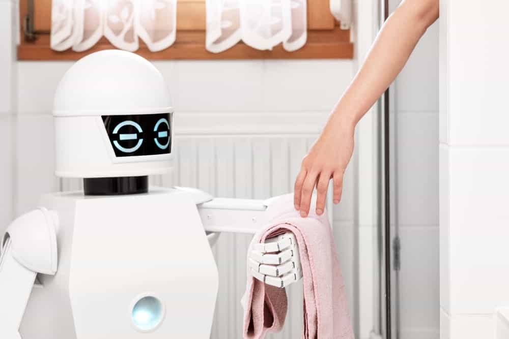 递浴巾的机器人。
