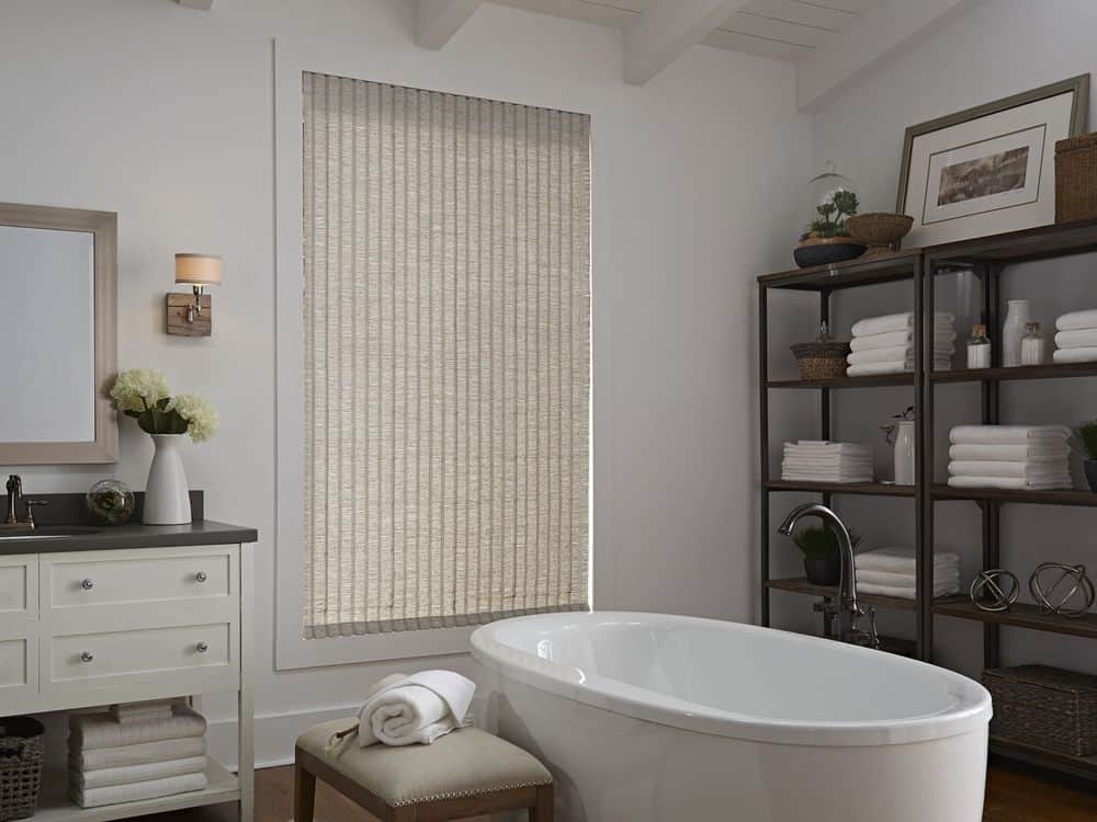 主浴室设有一个独立的浴缸和一个优雅的水槽柜台，以及一侧的独立架子。这个房间还有一个带有裸露横梁的木质天花板。