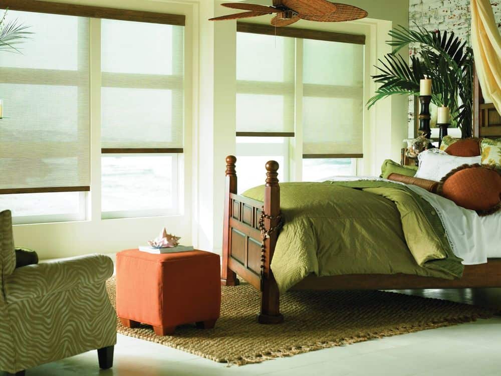 主套房拥有优雅的床和橄榄绿的椅子在一边。房间提供带卷帘的窗户。