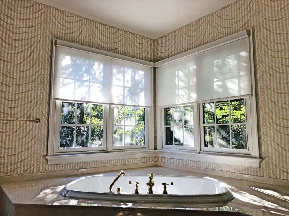 主浴室拥有装饰墙壁和华丽的角落浴缸。窗户以窗帘为特色。
