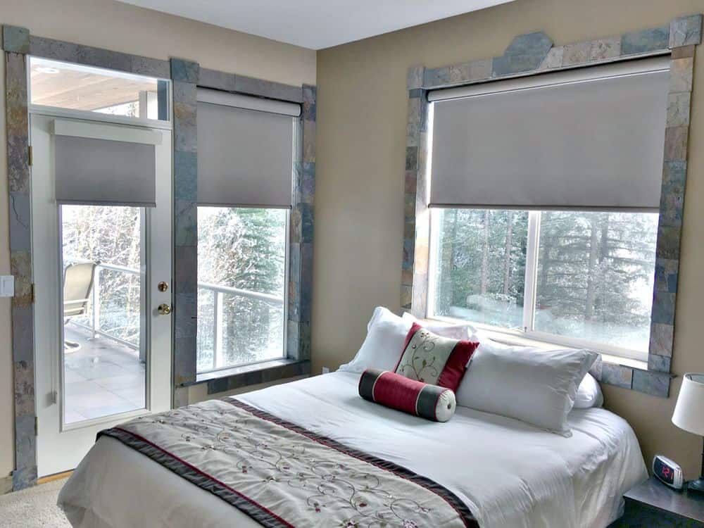 客房设有时尚的窗户和门框，以及带卷帘的玻璃窗。房间提供舒适的床组和一个通往私人阳台的门口。