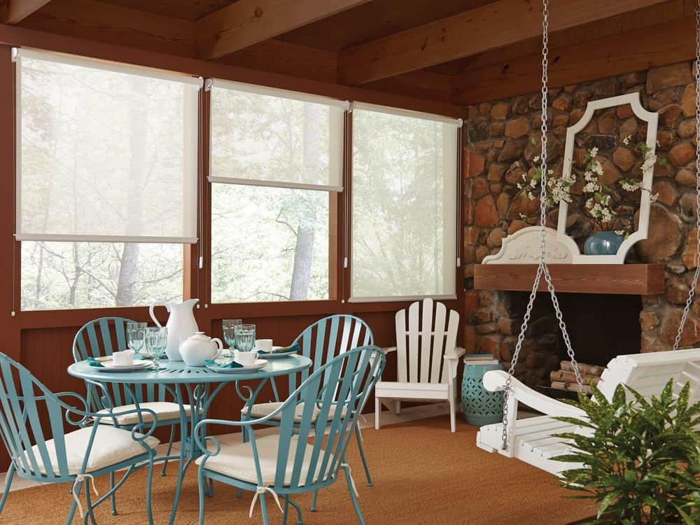 用餐角落区设有一个可爱的桌子和一个摇摆的座位在一边。还有一座壁炉。房间的特色是质朴的天花板和棕色地毯地板，以及卷帘窗帘。