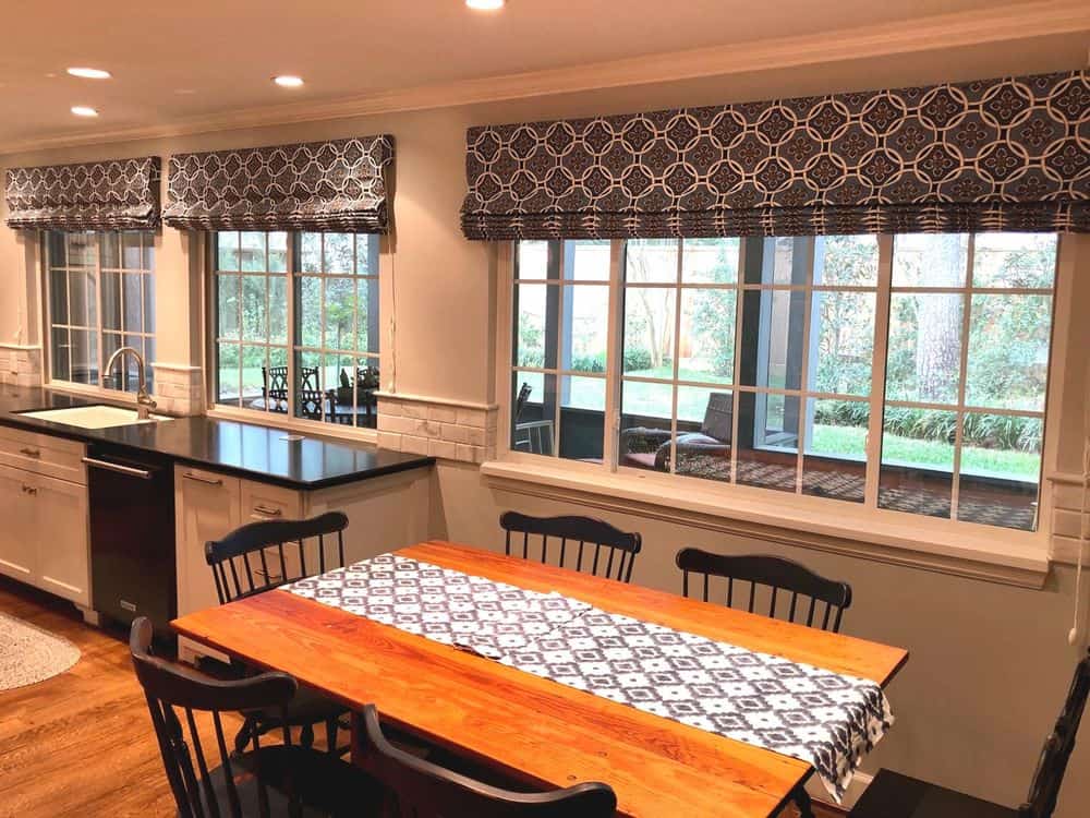 餐厅厨房设有一个单壁式厨房和一个中等大小的矩形餐桌，可容纳六人。该区域的窗户以时尚的窗帘为特色。