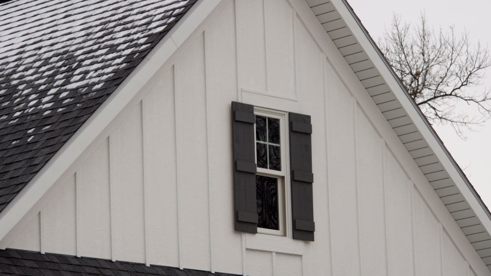 木板和板条壁板与木板和板条阁楼窗户。