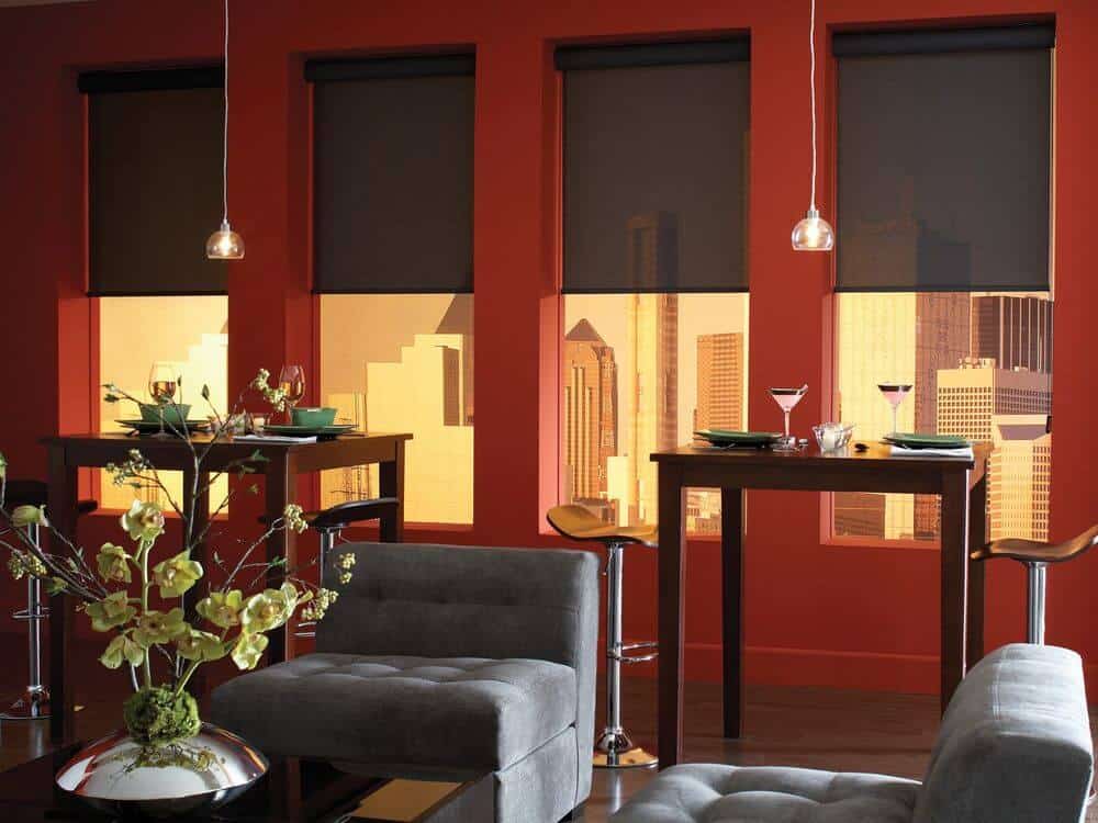 这个大房间提供了一个生活空间，配有一组舒适的座椅和时尚的中央餐桌，以及两个靠近窗户的方形餐桌。该区域以红墙和硬木地板为特色。