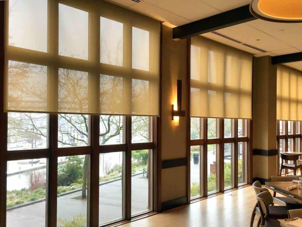 这座大豪宅拥有定制的天花板和抛光的地板，以及多个带遮阳板的玻璃窗。墙上的灯看起来也很漂亮。