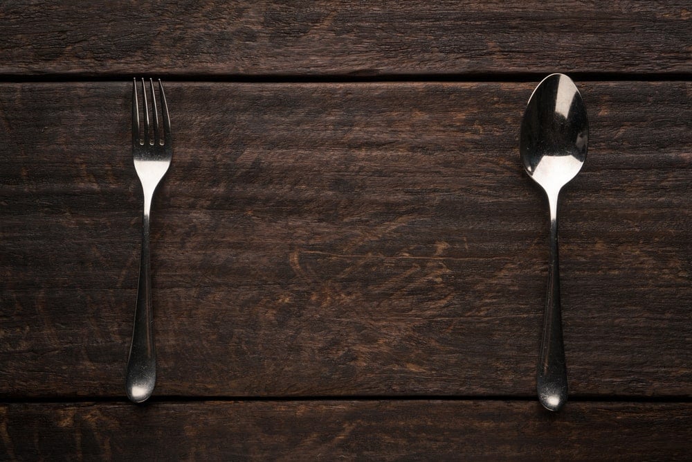 叉子和勺子在木制背景。