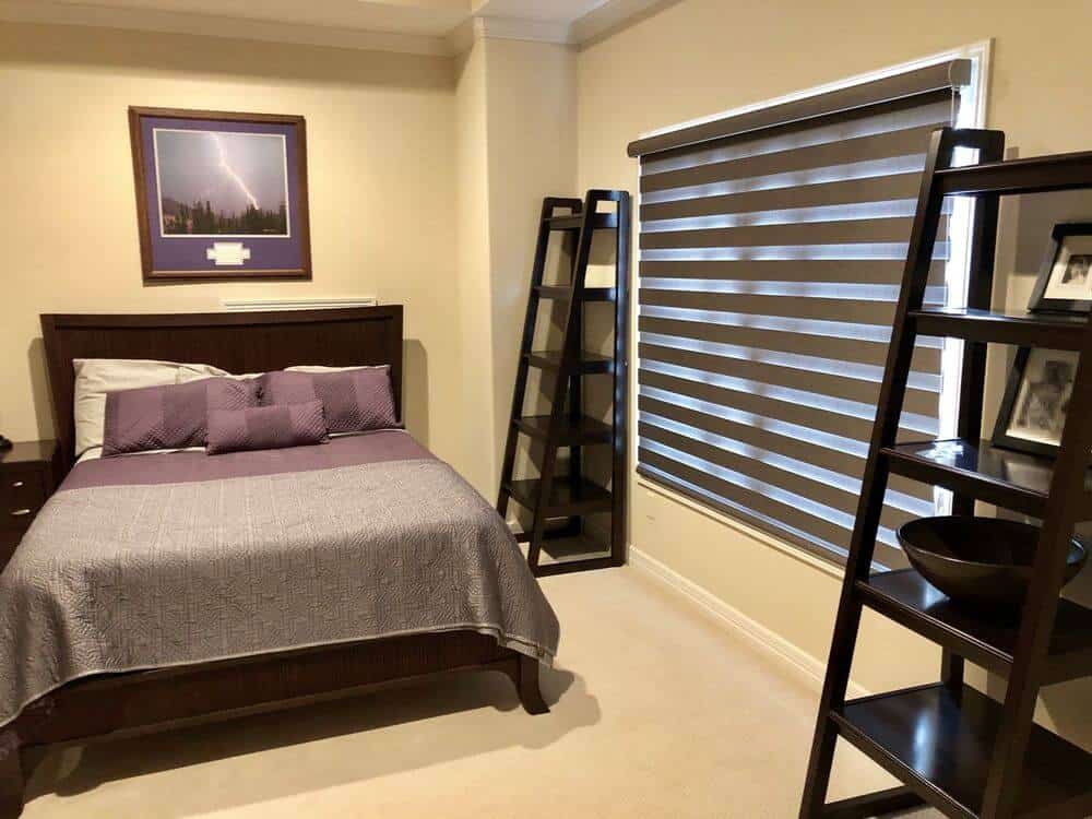 客房设有舒适的床和两个时尚的梯子式独立式架子。房间以地毯地板和米黄色墙壁为特色。