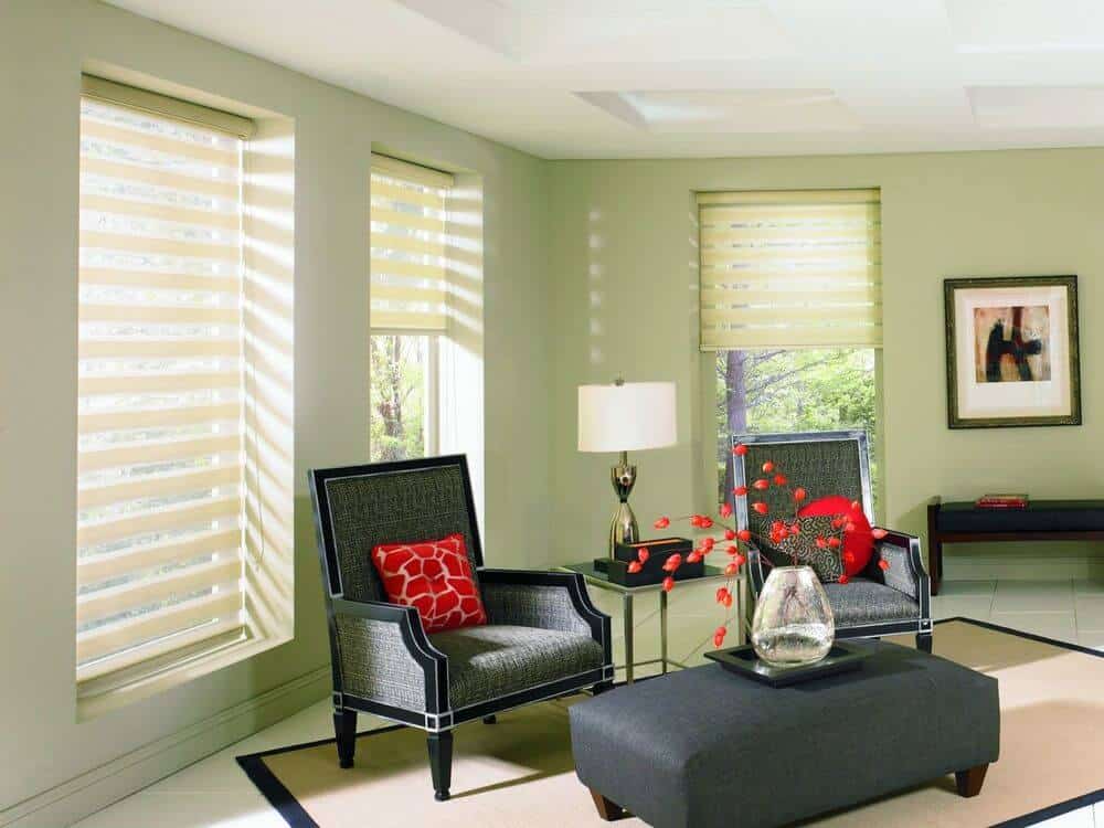 宽敞的起居区设有一组优雅的座椅和时尚的区域地毯。房间的特色是橄榄绿的墙壁和白色的定制天花板。