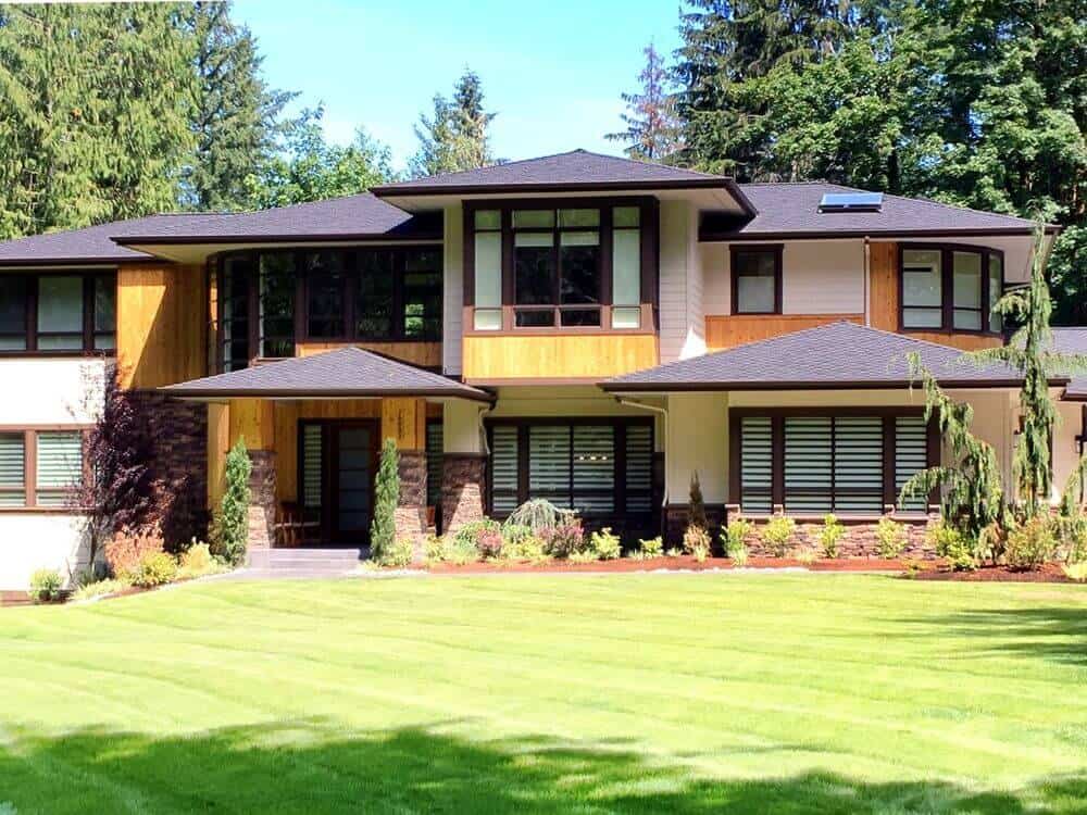 看看这所房子美丽的外观，有玻璃窗和窗帘。住宅的室外设有维护良好的草坪区域和美丽的花园。