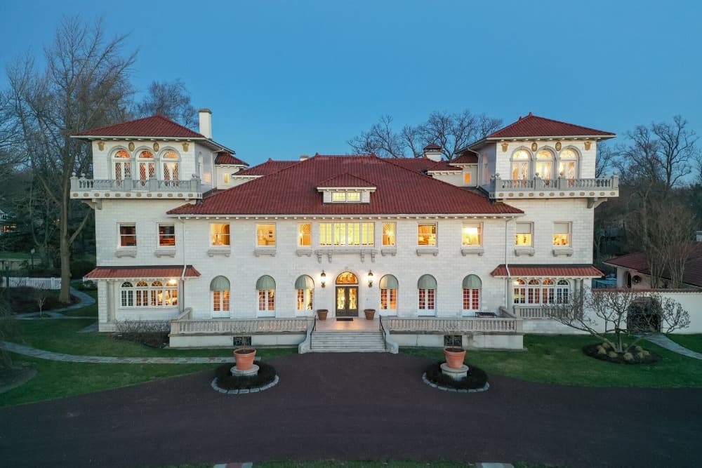 酒店的前鸟瞰图，专注于华丽的房子，可爱的建筑和景观设计。