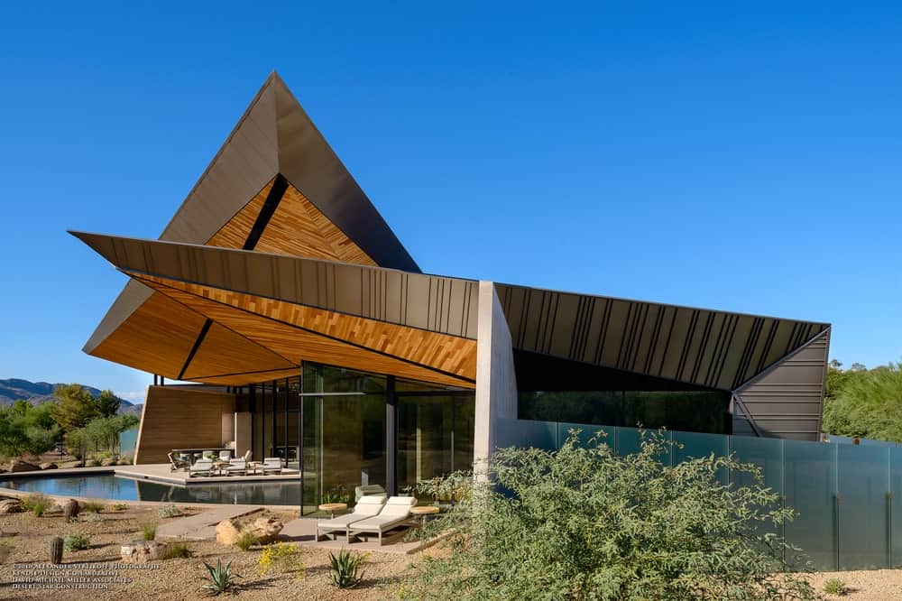 一个引人注目的房子，通过其几何形状和浮顶天篷具有鲜明的特点。它反映了周围的山脉，而沙漠景观完成了外观。