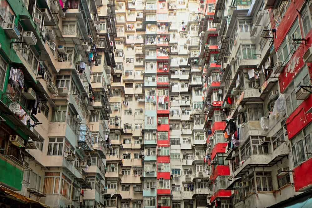 中国的旧公寓，涂着五颜六色的旧油漆。