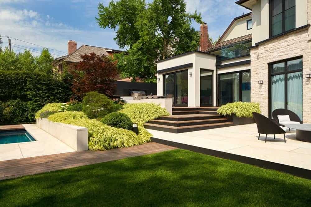 这是一栋华丽的房子，外观现代化，后院带花园和游泳池。