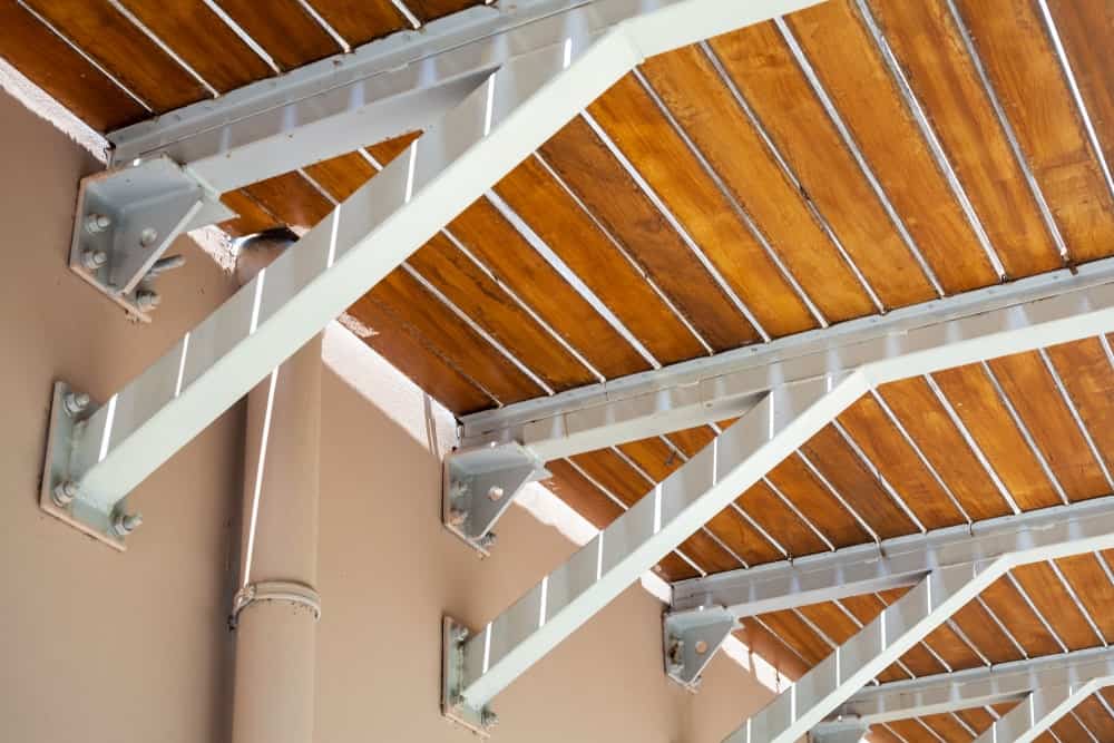 木质阳台地板安装在悬臂梁上。
