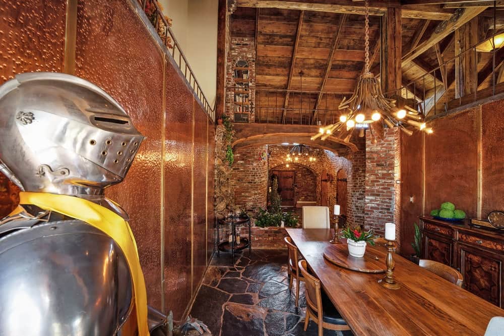 餐厅的墙壁是棕色的木头，与长方形的餐桌以及墙上的餐厅橱柜很匹配。图片来自Toptenrealestatedeals.com。