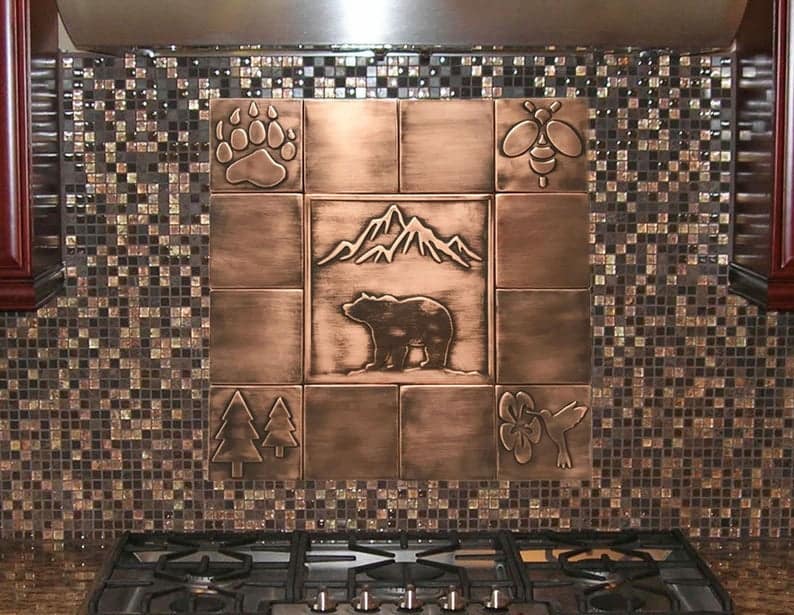 一个漂亮的钢制装饰后挡板用于烹饪区。