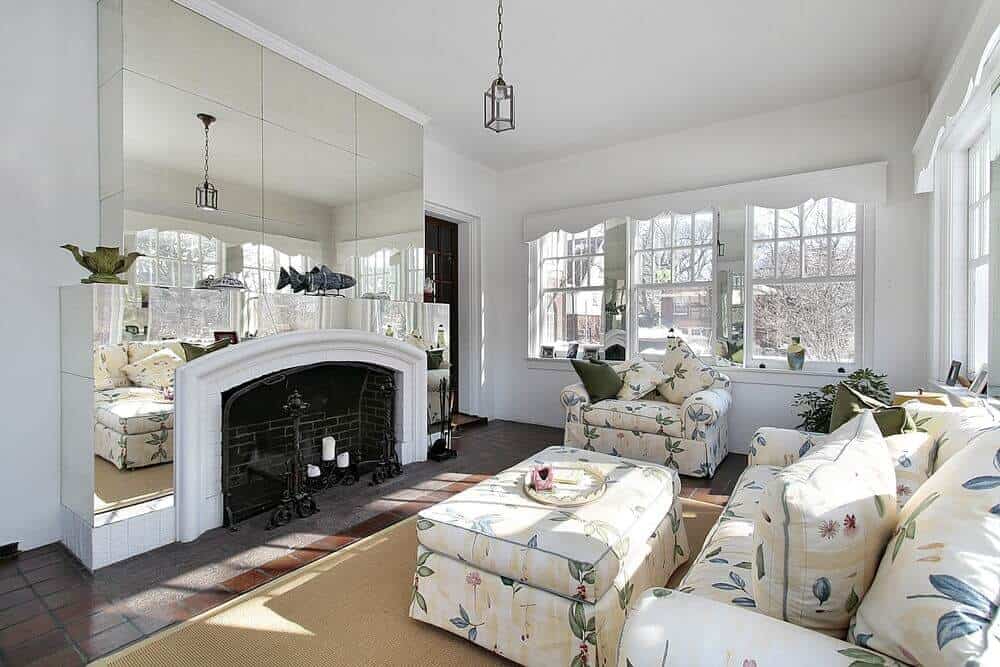这个正式的客厅拥有一个非常时尚的壁炉，玻璃墙映出前面可爱的一组座位。