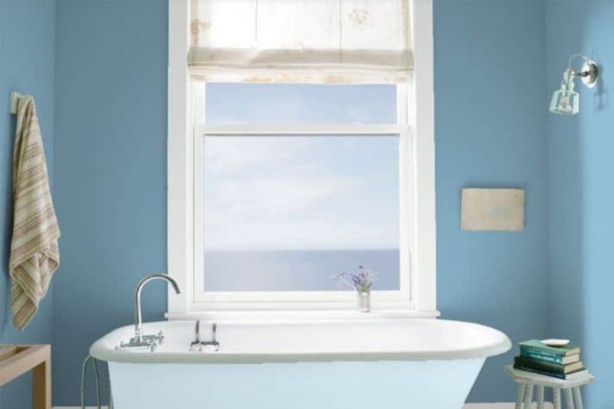 一个海洋反射蓝色配色的浴室想法，
