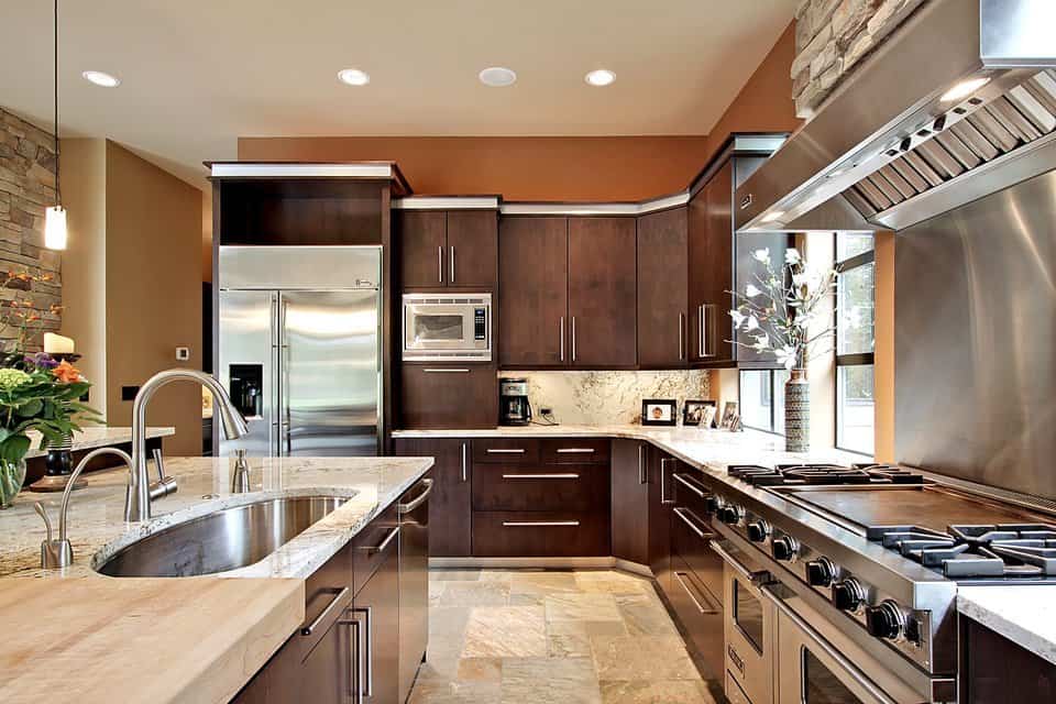 西北厨房，石灰石地板，天然木橱柜，花岗岩台面，与后挡板相匹配。不锈钢电器为房间增添了优雅。