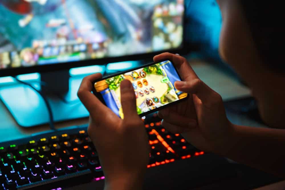 玩手机和电脑游戏的青少年。