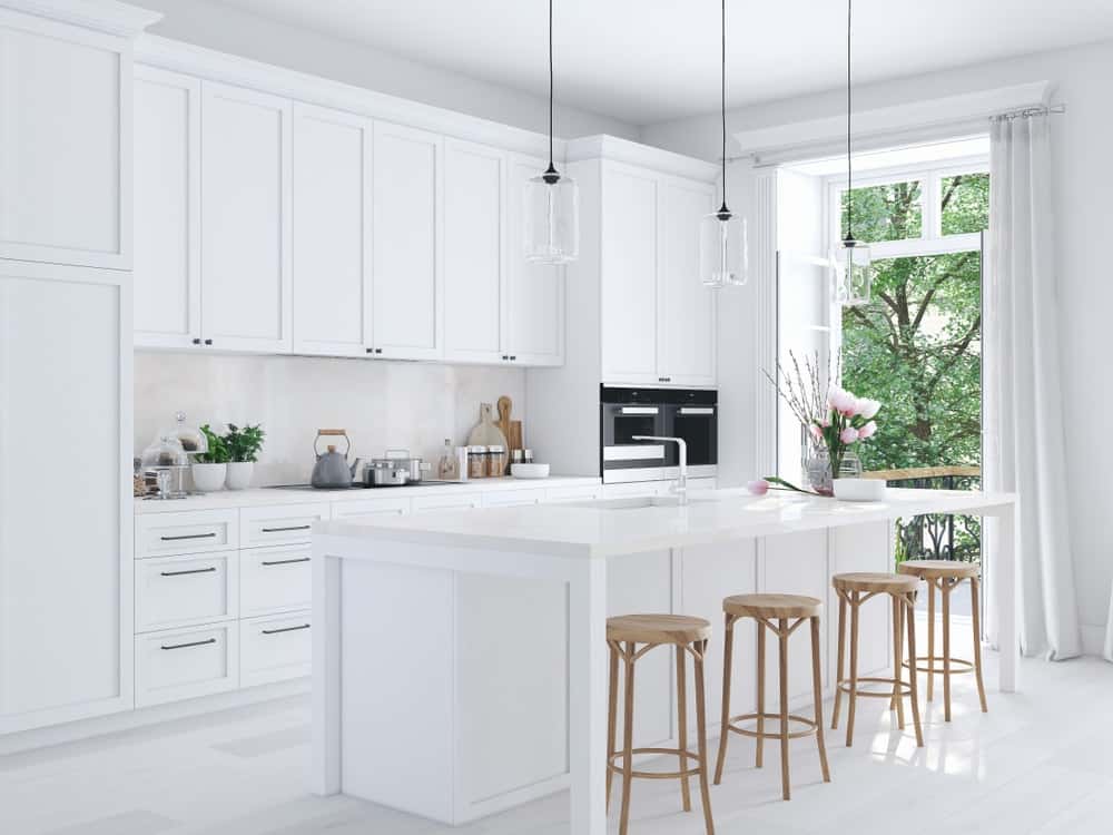 一个漂亮明亮的白色厨房。