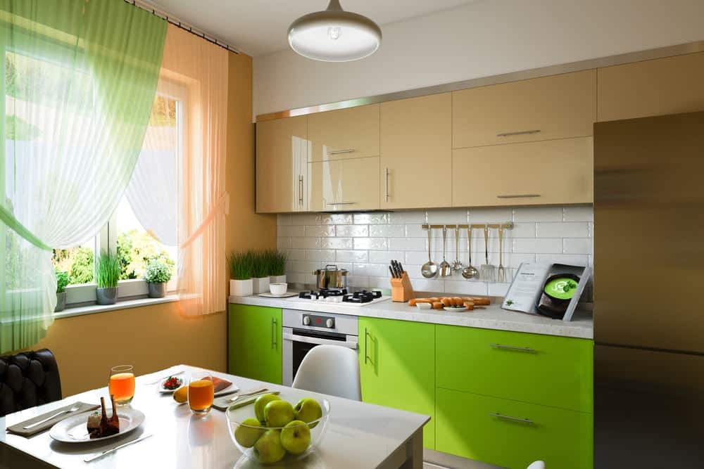 一个简单而小的厨房与绿色的基调相辅相成。