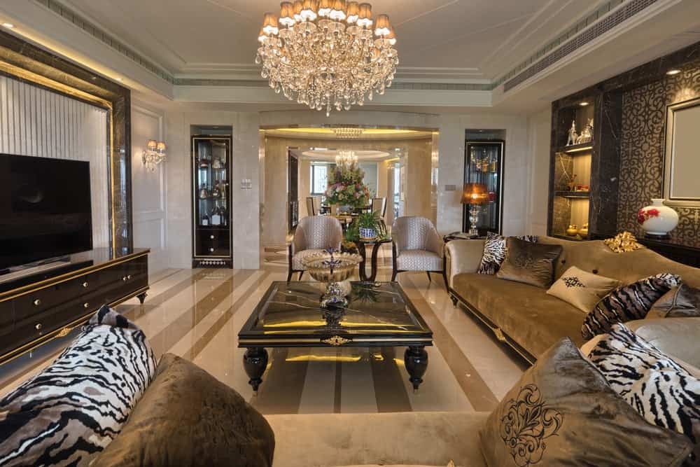 豪华的客厅，大茶几上方有一盏雄伟的枝形吊灯。