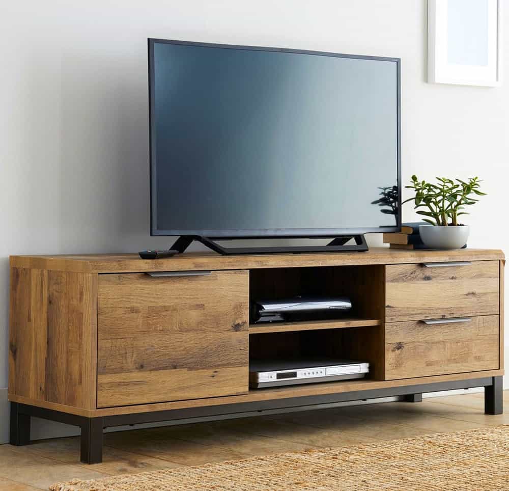 木制电视柜上的娱乐系统特写，整齐，没有任何电缆。