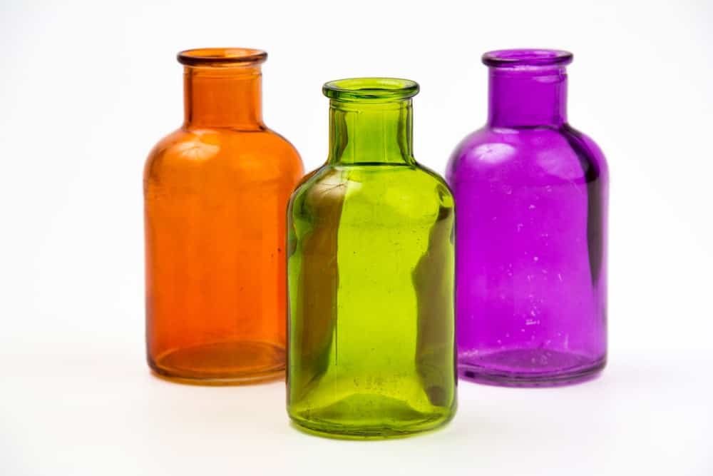 一套三个彩色装饰玻璃瓶。