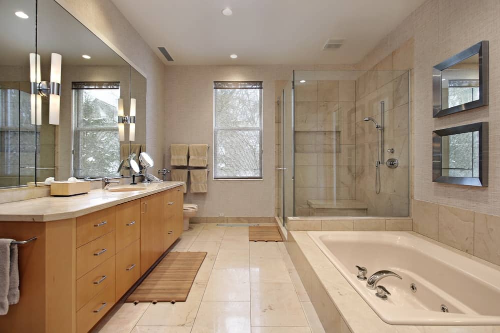 豪华的主浴室，浴缸对面有一面大镜子。