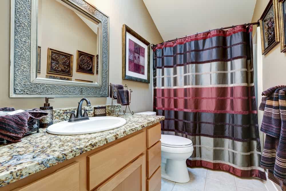一个可爱的浴室，它的颜色和图案相辅相成。